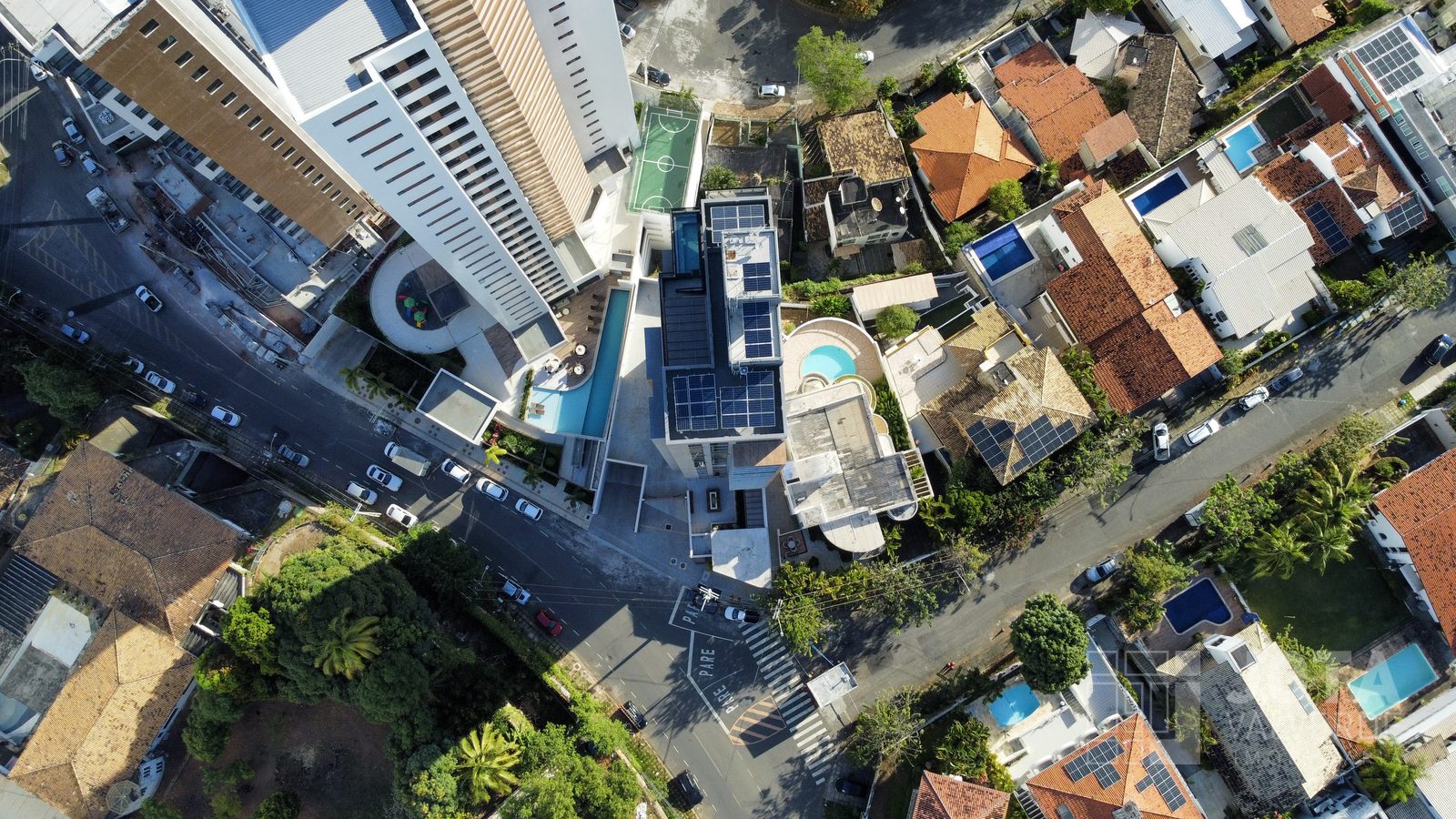 Vista aérea do quarteirão do Hype Concept Home no Caminho das Árvores, Salvador, entre casas e edifícios residenciais