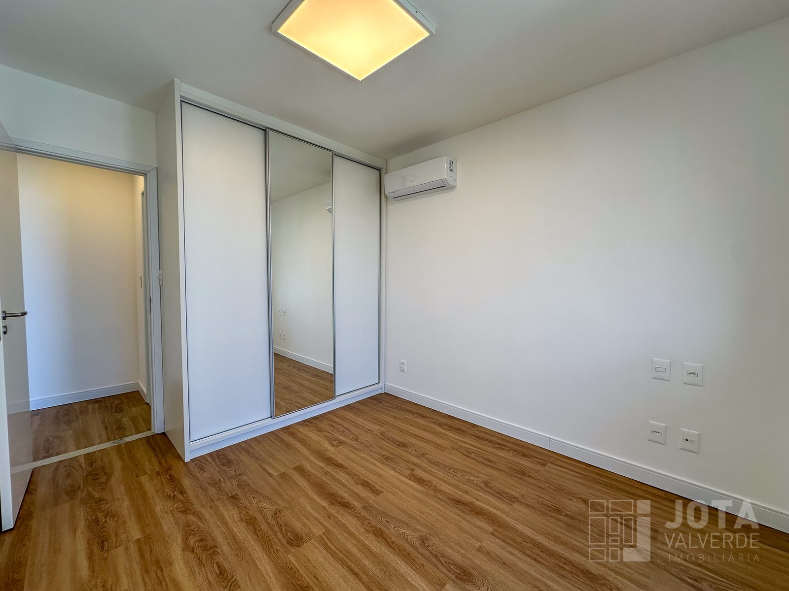 Quarto com armário embutido de porta de correr e ar-condicionado