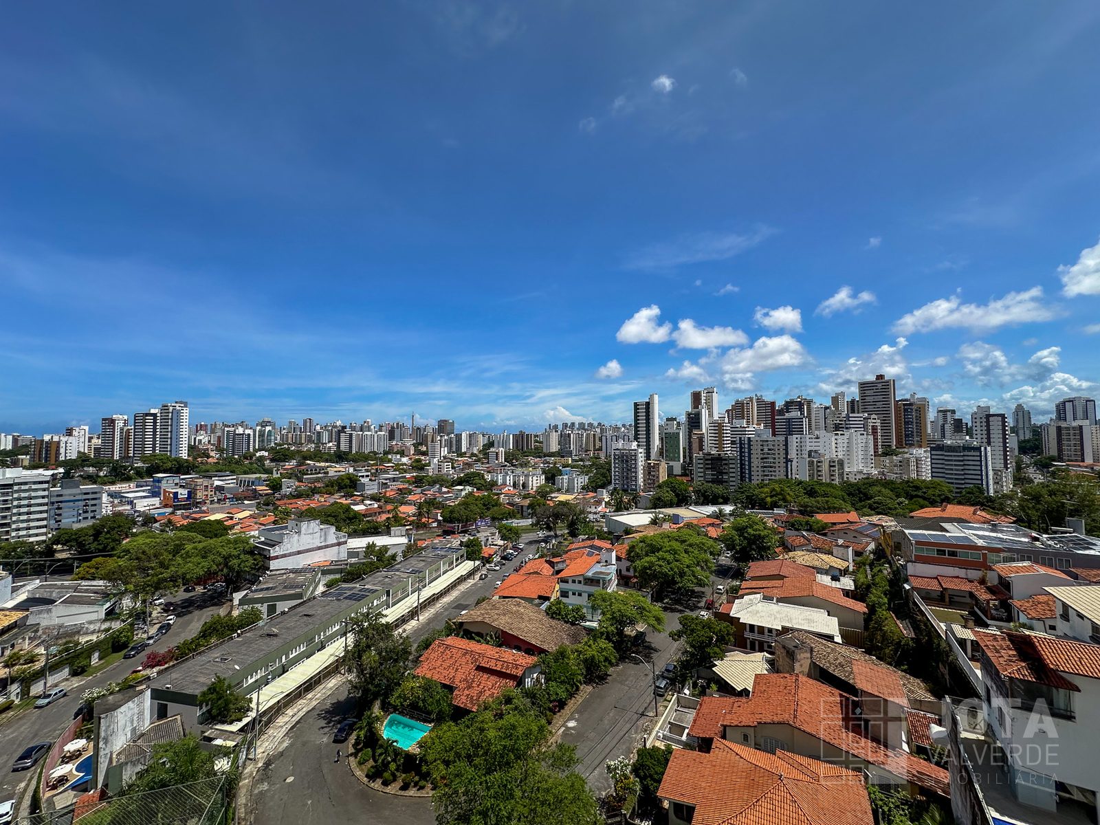 Vista do apartamento para o Caminho das Árvores e o skyline de Salvador